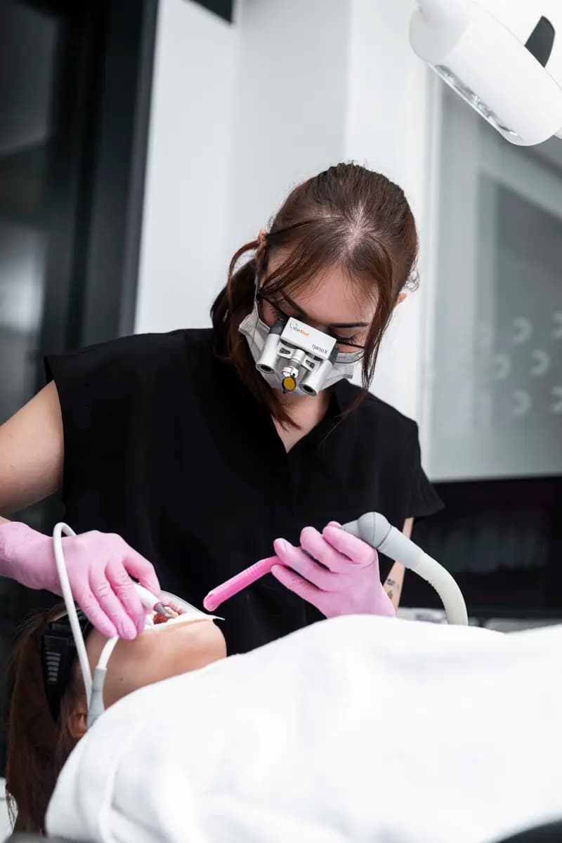 Na dentální hygienu chodí pravidelně jen 20% Čechů